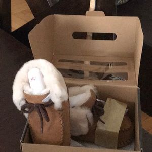 UGG infant/childrens sparrow bootie. 4/5, chestnut